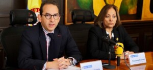 Foto Ministro Andres Valencia rueda de prensa con ICA viaje a París motor