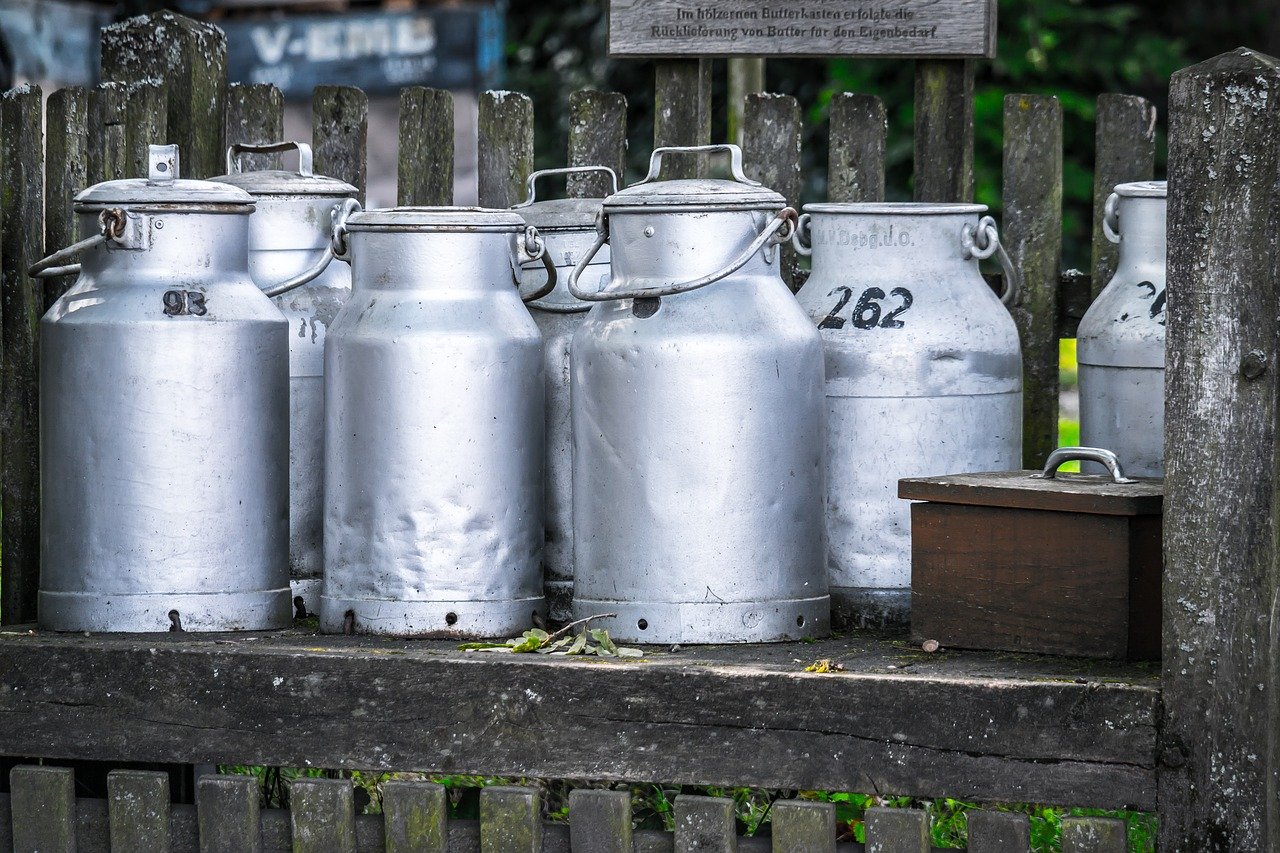 milk-cans-1659157_1280