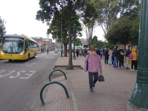Fila de aspirantes a una vacante en la megaferia