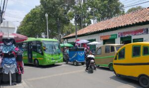 Bicitaxis estacionados y vendedores ambulantes ocupan el espacio público en la calle 18 con carrera 100 en Fontibón