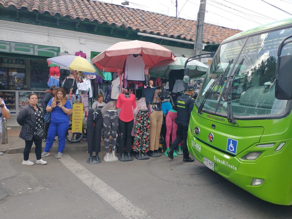 Congestión y ocupación del espacio público por bicitaxis y vendedores ambulantes en el centro de Fontibón.