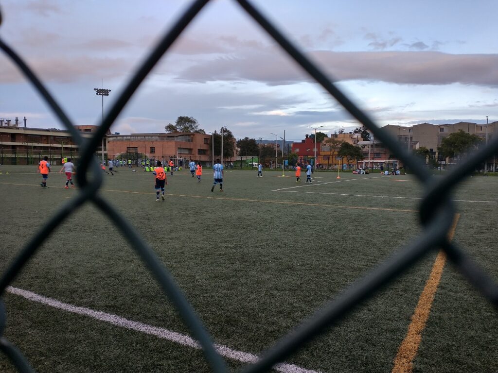 Canchas de fútbol en Fontibón con denuncias por cobros y restricciones del IDRD