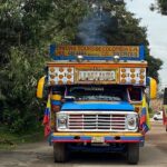 Solo 3 de 39 “chivas rumberas” pasaron prueba ambiental en Fontibón: alerta por contaminación en Bogotá