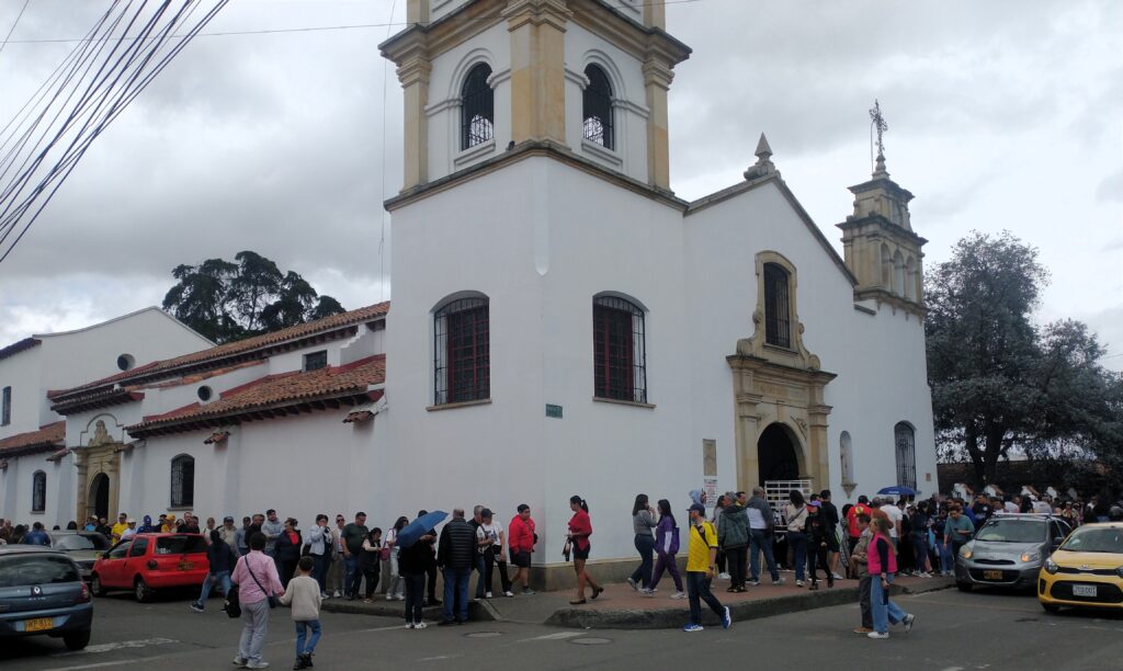 ciudadanos haciendo fila para votar en el colegio San Pedro Claver de Fontibón durante la primera vuelta presidencial
