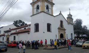 ciudadanos haciendo fila para votar en el colegio San Pedro Claver de Fontibón durante la primera vuelta presidencial