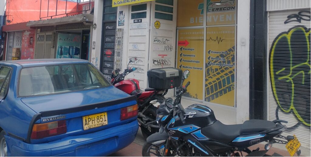 Motocicletas y vehículos mal parqueados en Bogotá podrían ser denunciados con celulares