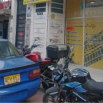 Bogotá podría permitir denuncias con celular para multar motos en andenes y vehículos mal parqueados