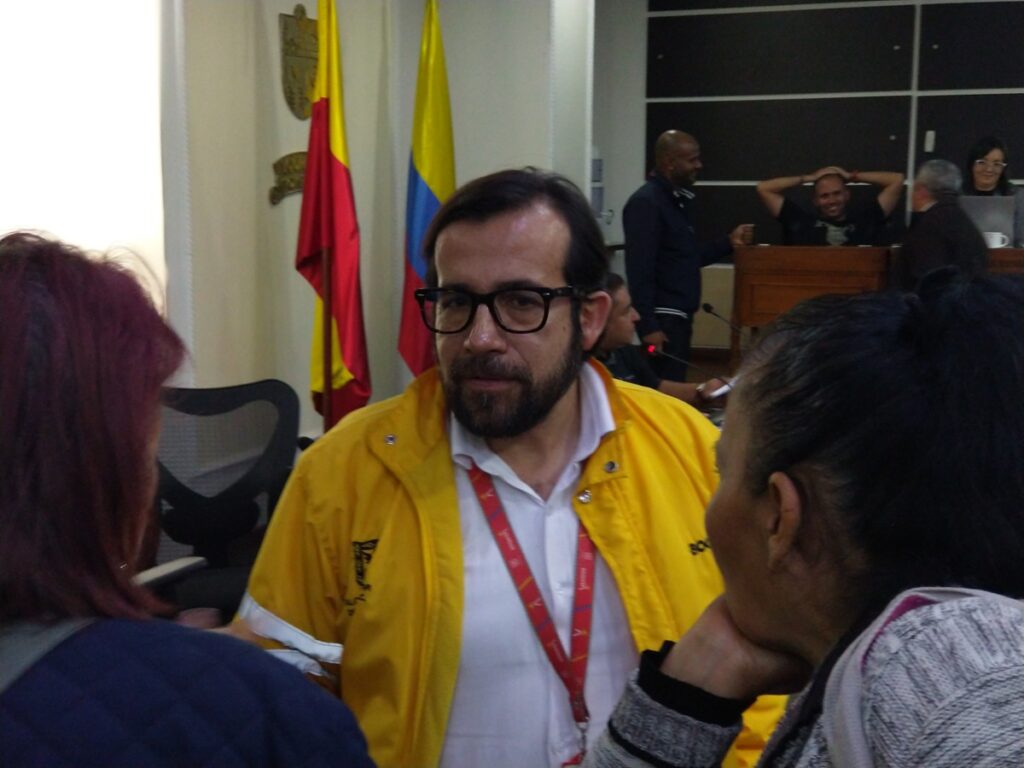 Adultos mayores en Fontibón esperando información sobre subsidio