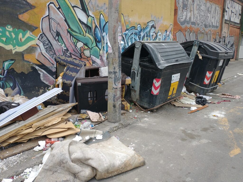 Ciudadanos sacan la basura en horario de recolección como parte de la campaña La basura a tiempo en Bogotá