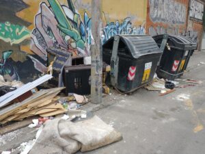 Ciudadanos sacan la basura en horario de recolección como parte de la campaña La basura a tiempo en Bogotá