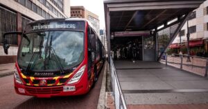 Usuarios ingresan a una estación de TransMilenio en Bogotá mientras persiste el problema de los colados.