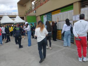 Ciudadanos participan en la segunda vuelta presidencial de 2026 en un puesto de votación de Bogotá durante la jornada electoral del 21 de junio.