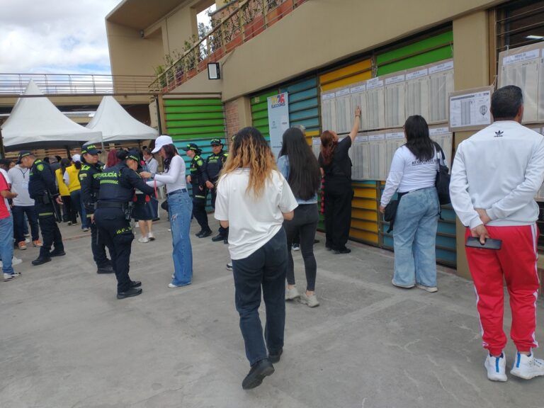 Ciudadanos participan en la segunda vuelta presidencial de 2026 en un puesto de votación de Bogotá durante la jornada electoral del 21 de junio.