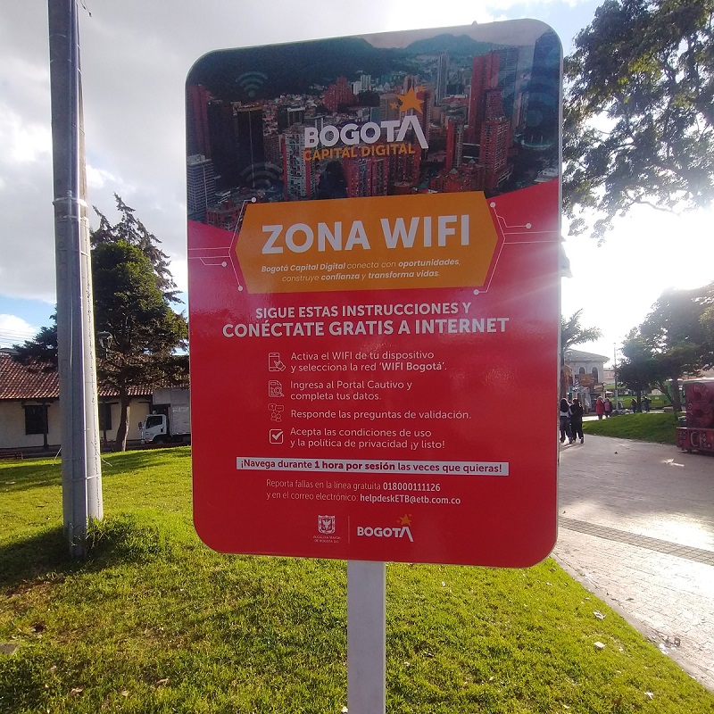 Personas conectándose al internet gratuito WiFi Bogotá en el Parque Fundacional de Fontibón