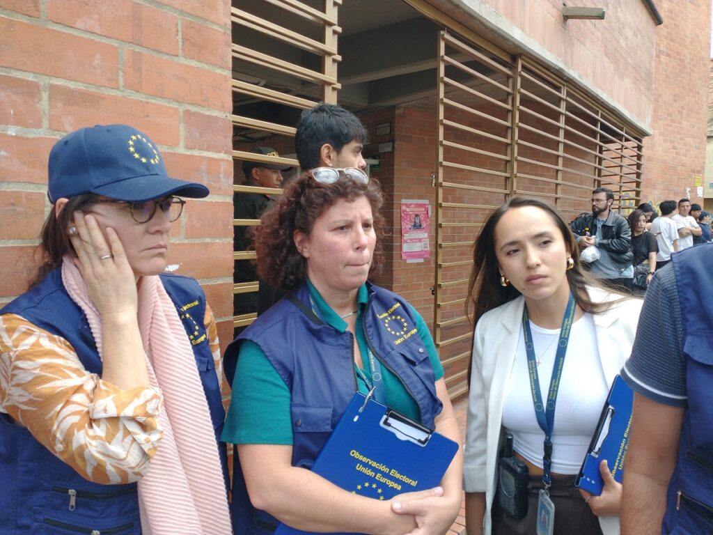 Observadores de la Misión de Observación Electoral de la Unión Europea visitan un puesto de votación en Fontibón durante la segunda vuelta presidencial de 2026