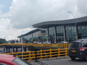 Vista del Aeropuerto Internacional El Dorado de Bogotá, donde la Aerocivil evalúa nuevas rutas nacionales e internacionales para fortalecer la conectividad aérea de Colombia.