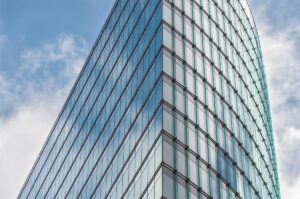 Láminas de vidrio utilizadas en la industria de la construcción y fabricación de ventanas tras la decisión del Gobierno de aumentar los aranceles a las importaciones.