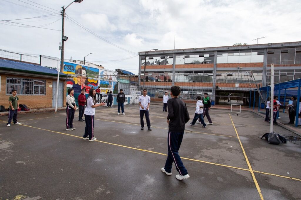 Jóvenes consultan la convocatoria de becas con matrícula 100 % para estudiar programas técnicos laborales en Bogotá.