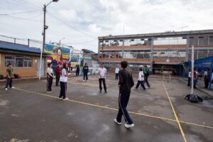 Jóvenes consultan la convocatoria de becas con matrícula 100 % para estudiar programas técnicos laborales en Bogotá.