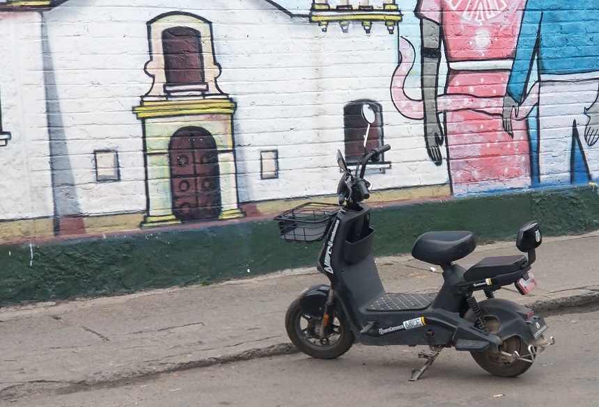 Bicicleta eléctrica circula por una ciclorruta de Bogotá mientras el Gobierno prepara nuevas reglas para estos vehículos.
