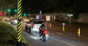 Cámara salvavidas con señalización reflectiva en una vía de Bogotá para prevenir excesos de velocidad y reducir accidentes de tránsito.