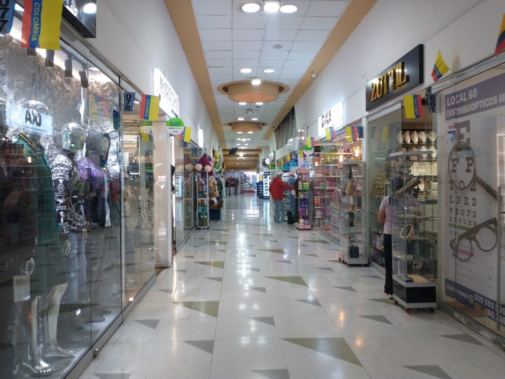 Desfile de modas para impulsar el emprendimiento y la reactivación económica en el Centro Comercial Fiesta Fontibón.