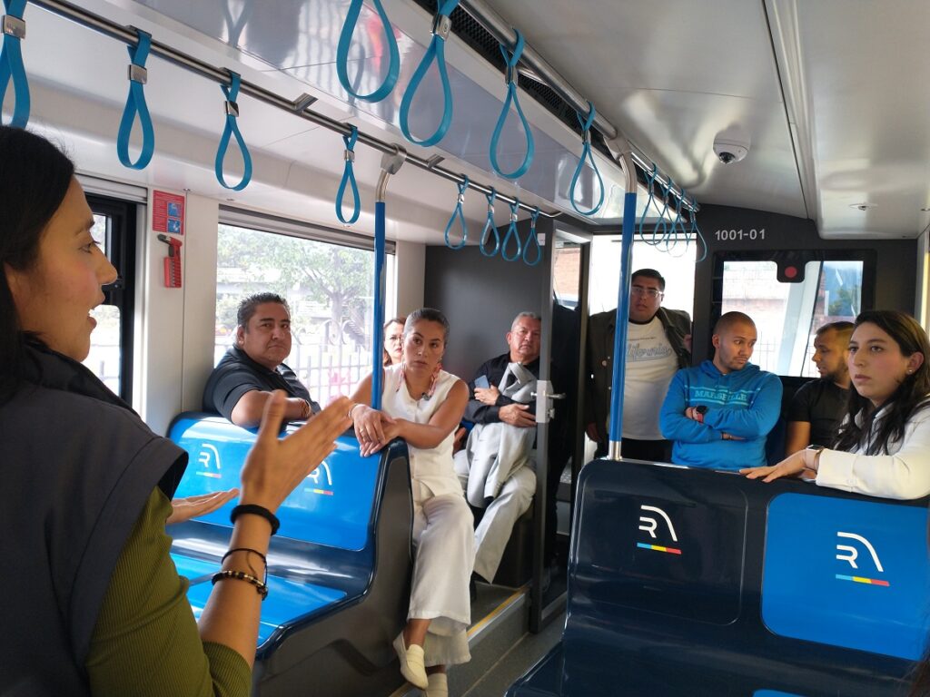 Ediles de Fontibón conocen la maqueta del RegioTram de Occidente durante una jornada pedagógica organizada por la Empresa Férrea Regional.