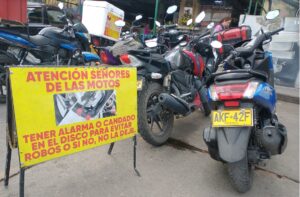 Motocicletas estacionadas en un sector residencial de Fontibón, una de las localidades con incremento en el robo de motos durante 2026.