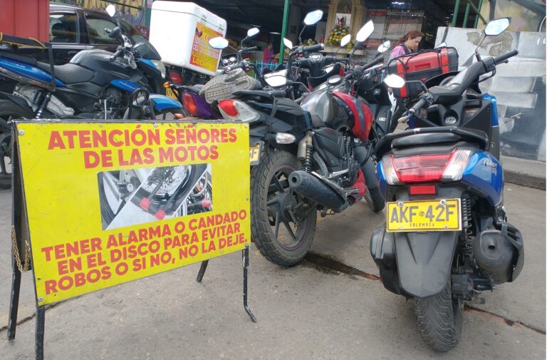 Motocicletas estacionadas en un sector residencial de Fontibón, una de las localidades con incremento en el robo de motos durante 2026.