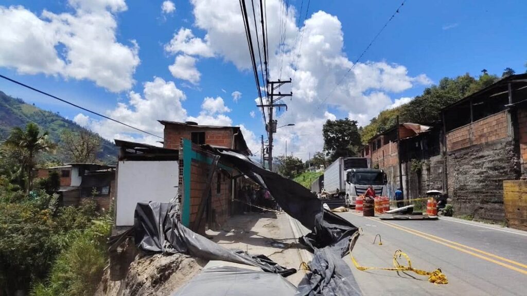 Maquinaria de Invías trabaja en la estabilización del corredor La Línea tras un deslizamiento en Cajamarca, Tolima.