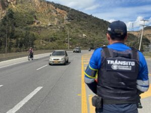 Vehículos circulan por una autopista durante el plan éxodo y retorno del puente festivo del 20 de Julio entre Bogotá y Cundinamarca.
