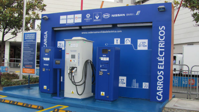 Vehículo eléctrico conectado a una estación pública de carga en Bogotá.