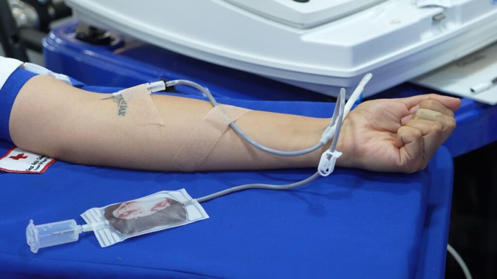 Persona dona sangre en Bogotá durante la emergencia causada por el sismo de 7,4