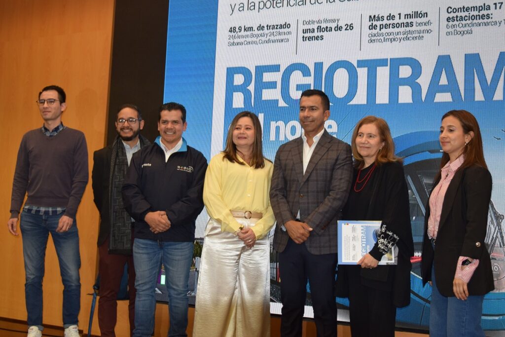 El gobernador Jorge Emilio Rey, la ministra de Transporte María Fernanda Rojas y el gerente de la Empresa Férrea Regional, Orlando Santiago Cely, durante la presentación de los prepliegos del RegioTram Norte.