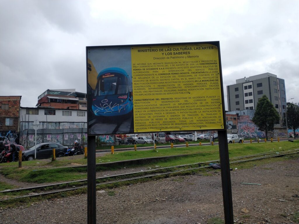Valla del Ministerio de las Culturas que informa solicitud de permiso para obras del Regiotram de Occidente en estación Fontibón, Bogotá