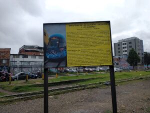 Valla del Ministerio de las Culturas que informa solicitud de permiso para obras del Regiotram de Occidente en estación Fontibón, Bogotá