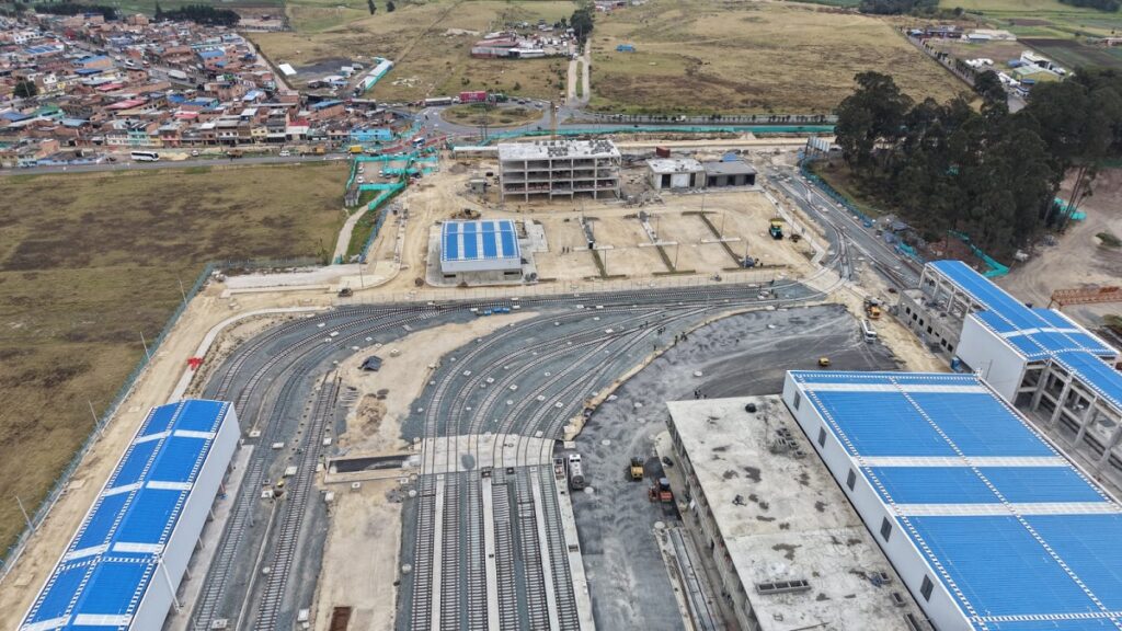 Avance de obra del Puesto de Mando de Control y el Patio Taller El Corzo del RegioTram de Occidente en Cundinamarca