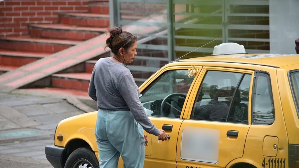 Policía revisa vehículo estacionado en calle de Bogotá durante campaña contra hurto por halado