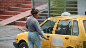 Policía revisa vehículo estacionado en calle de Bogotá durante campaña contra hurto por halado