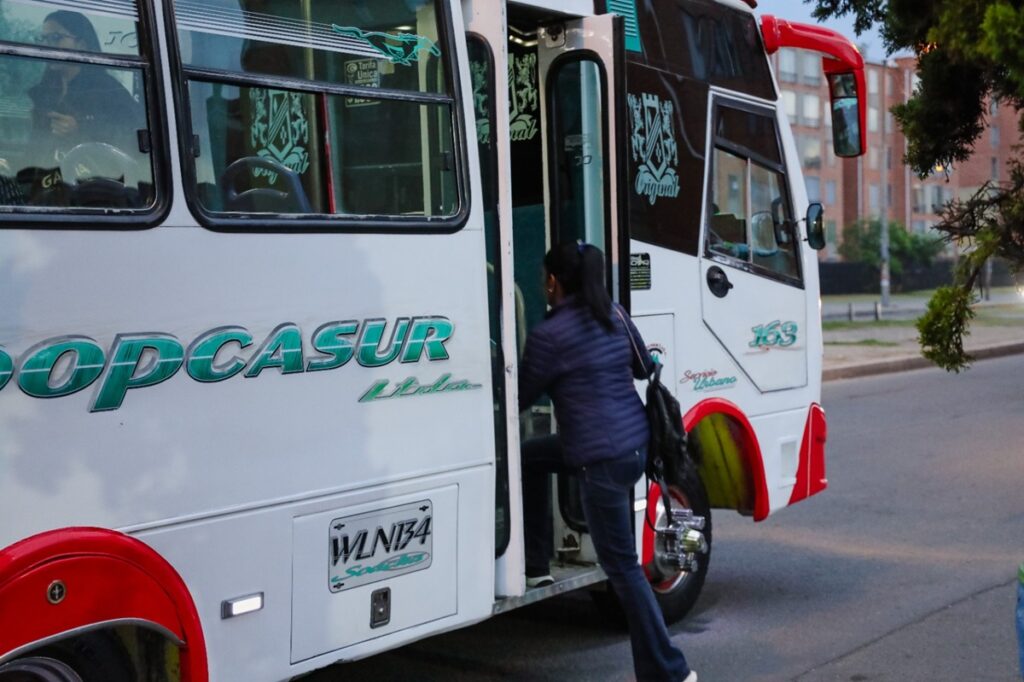 Habitantes de Soacha se desplazan a pie por las vías urbanas del municipio.