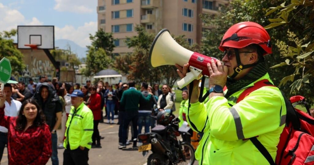 Personas participan en el Simulacro Distrital de Bogotá 2026.