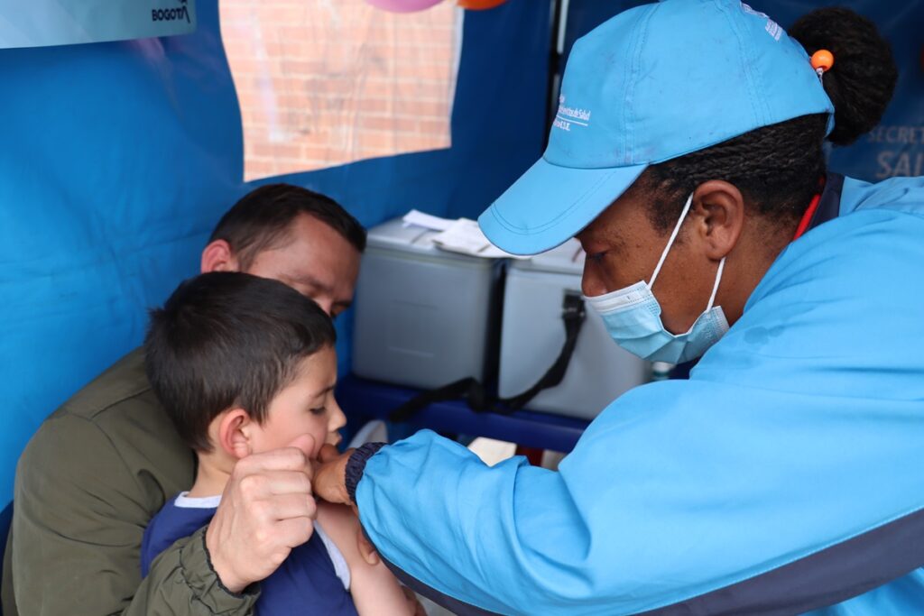 Jornada de vacunación para familias en una actividad comunitaria de salud.