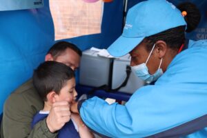 Jornada de vacunación para familias en una actividad comunitaria de salud.