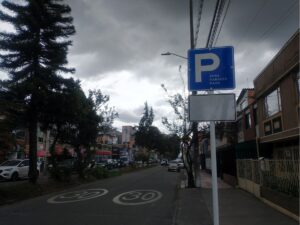 Señal de Zona de Parqueo Pago instalada en la carrera 96C de Villemar, Fontibón