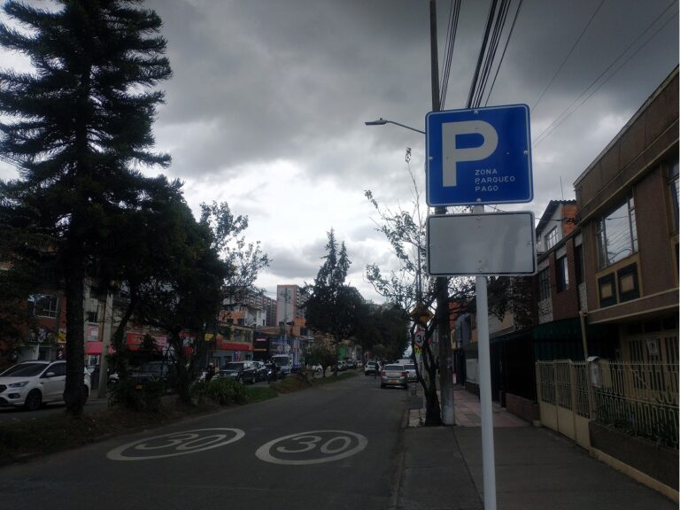 Señal de Zona de Parqueo Pago instalada en la carrera 96C de Villemar, Fontibón